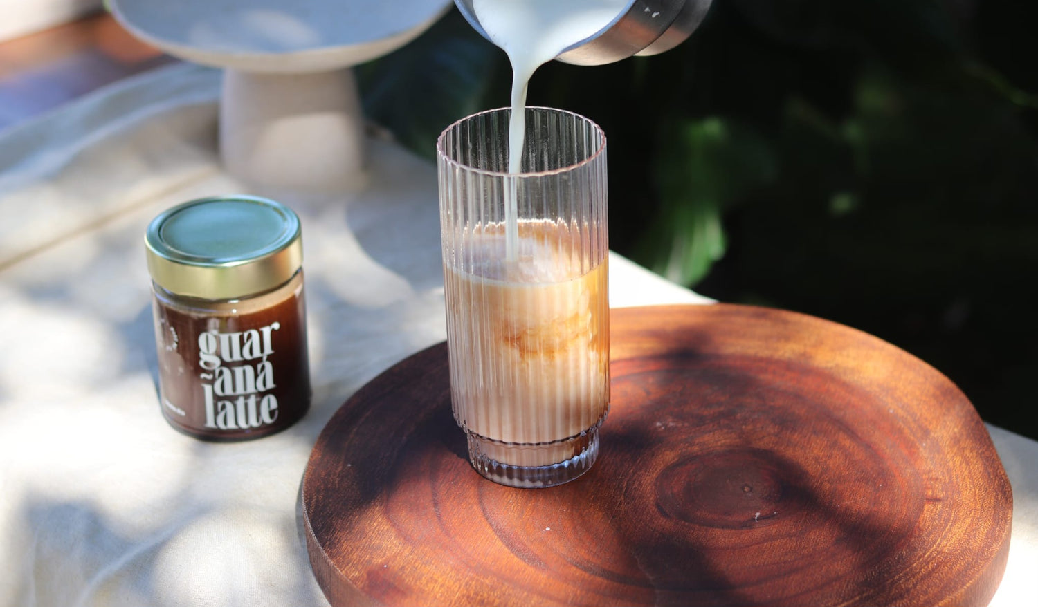 Pouring milk into Vallentine & Co Guaraná Latteshop_this_look_AVdw3f